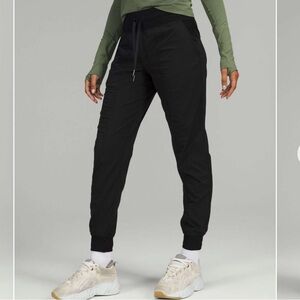 Lululemon Dance Studio Mid-Rise jogger, size 4
Black 
Style Number: W5ENMS